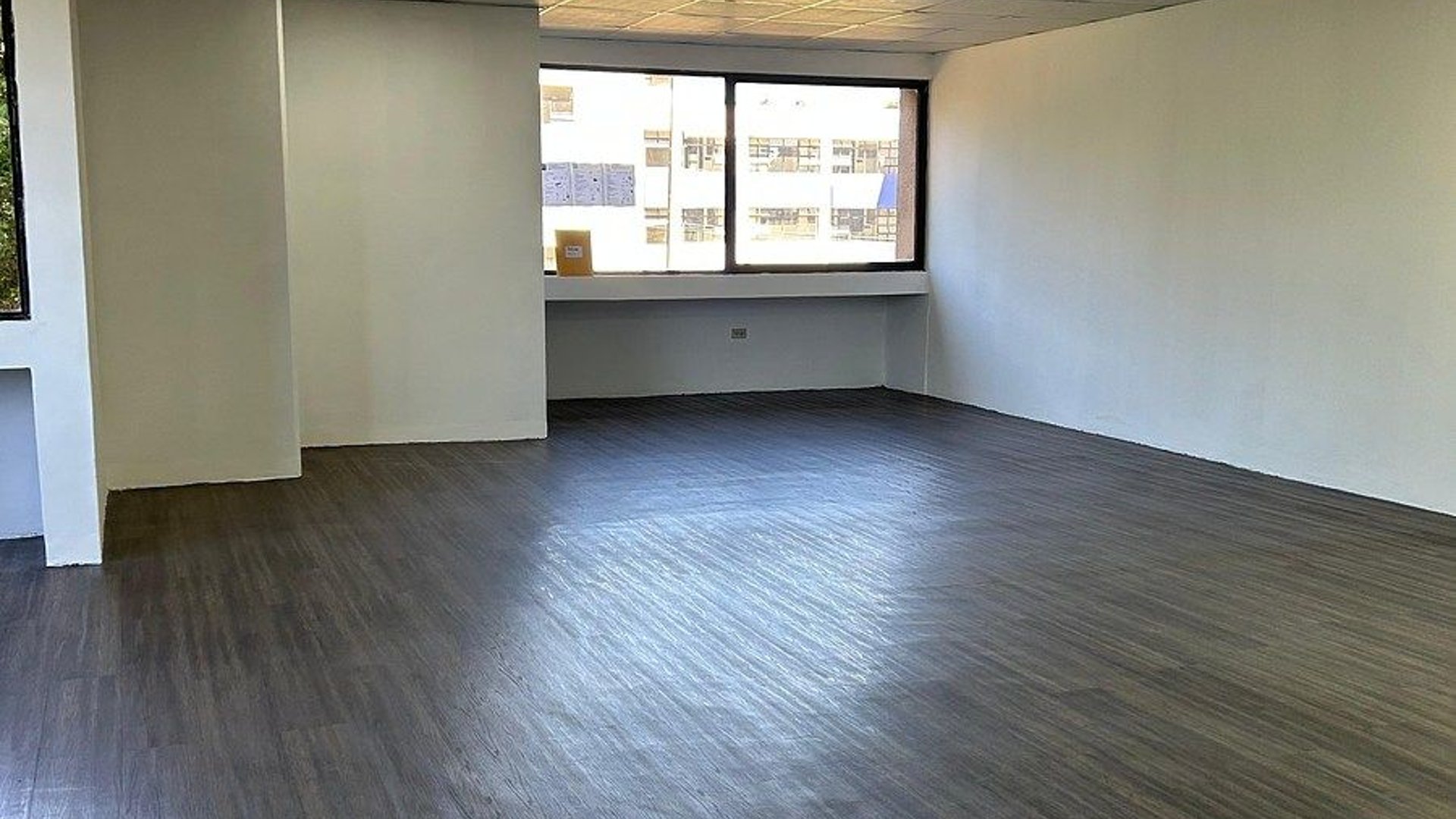 Oficina en zona 4, renta
