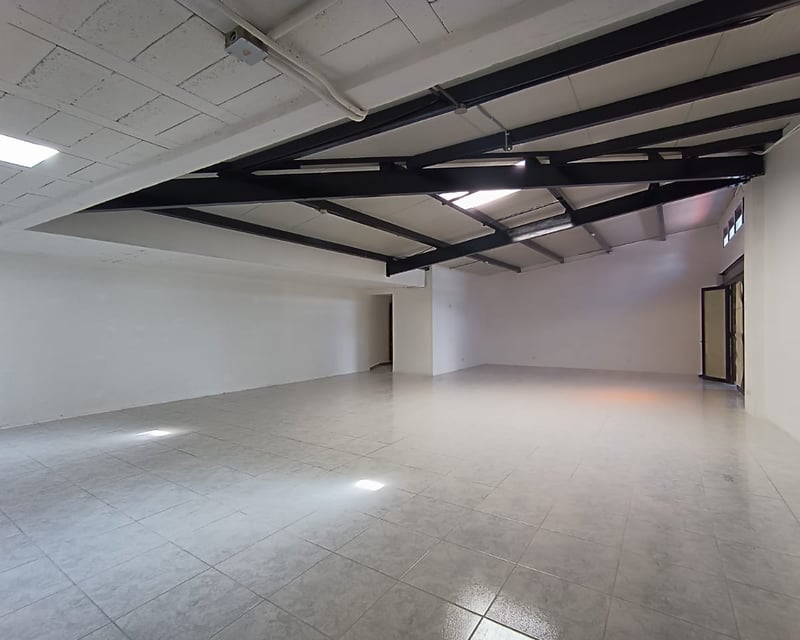 LOCAL DE 189.79M2 EN ZONA 10