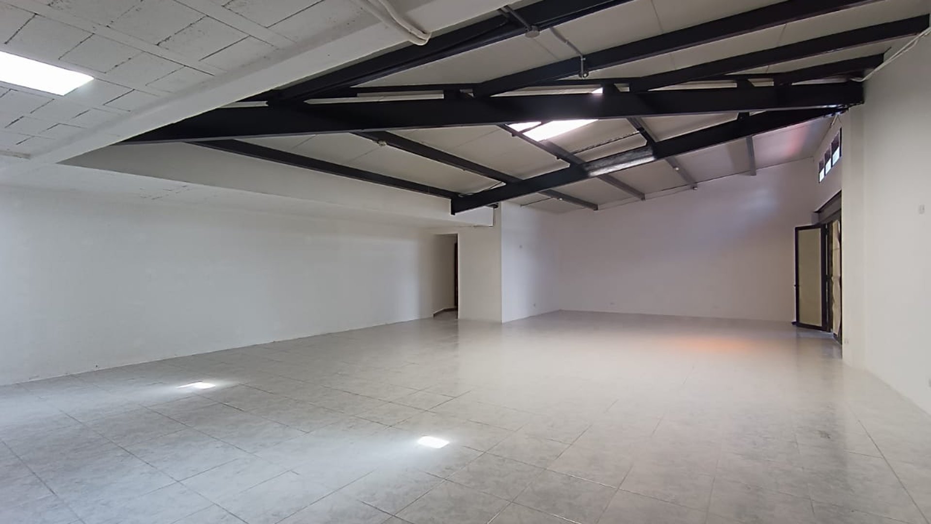 LOCAL DE 189.79M2 EN ZONA 10