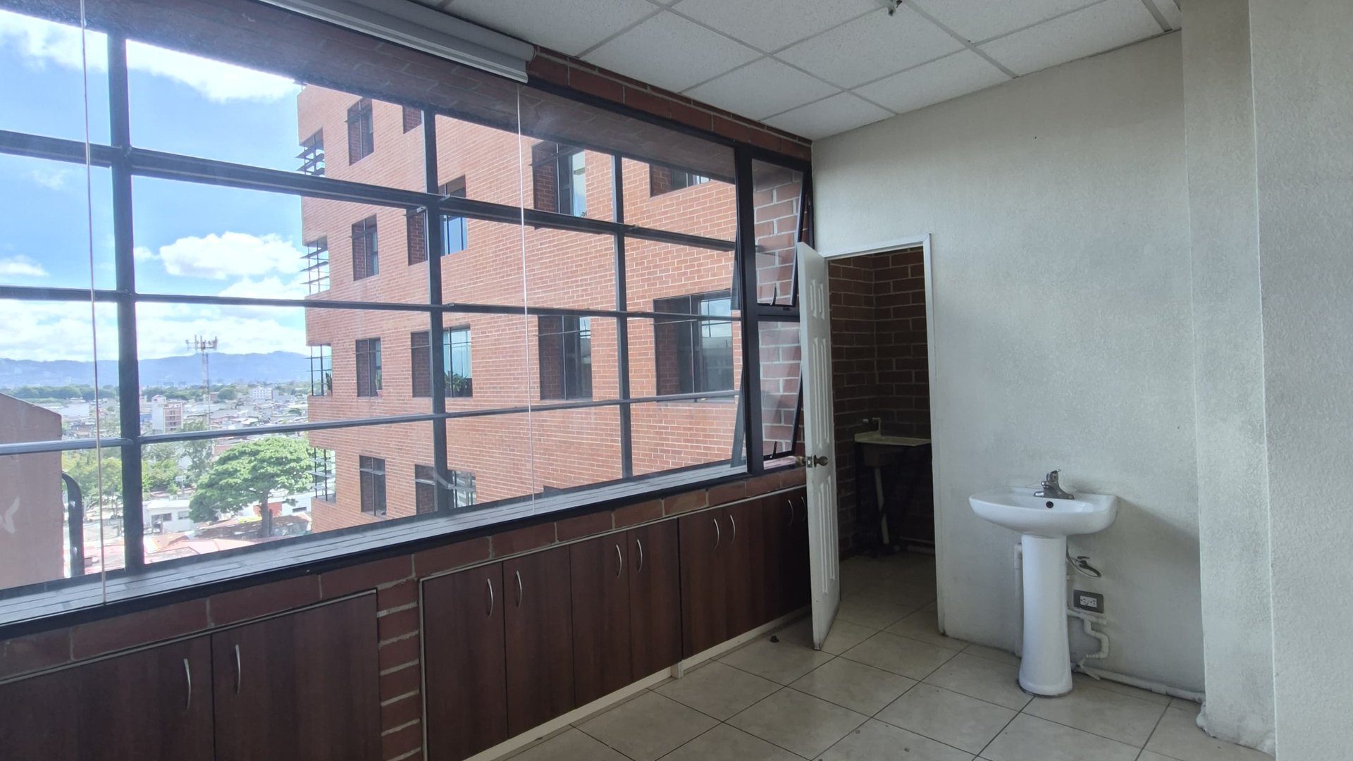 OFICINA EN RENTA – EDIFICIO DISTRITO MIRAFLORES | ZONA 11 - Miniatura 5