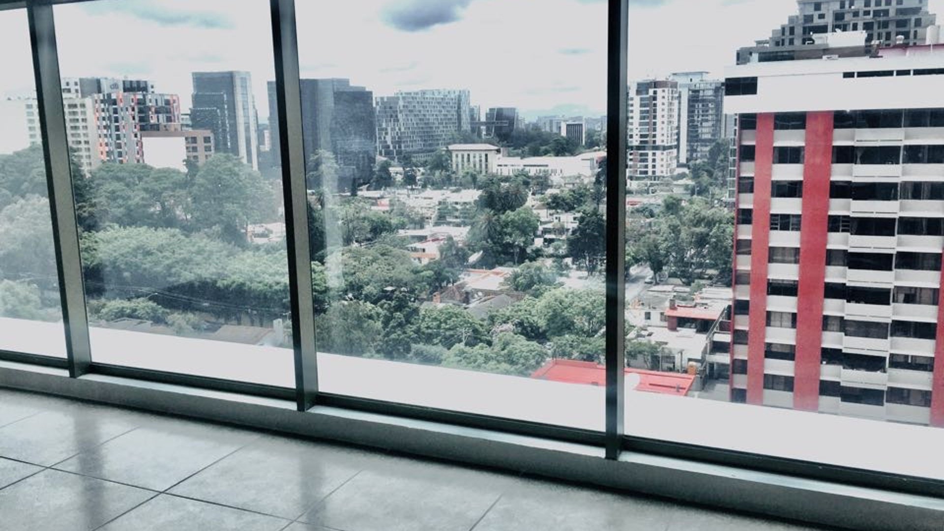 Vendo Oficina en Zona 10 Edificio Pialé - Miniatura 7