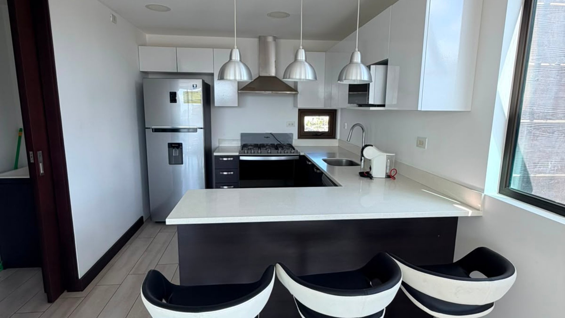 APARTAMENTO EN RENTA |AMUEBLADO | LIV | ZONA 15 - Miniatura 2