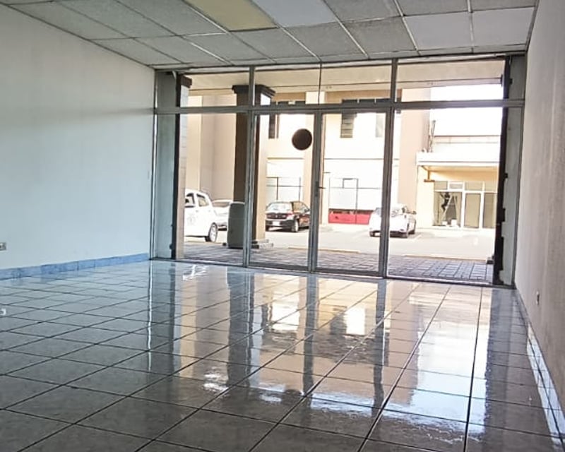 Alquilo Local en Centro Comercial Plaza Villa Nueva