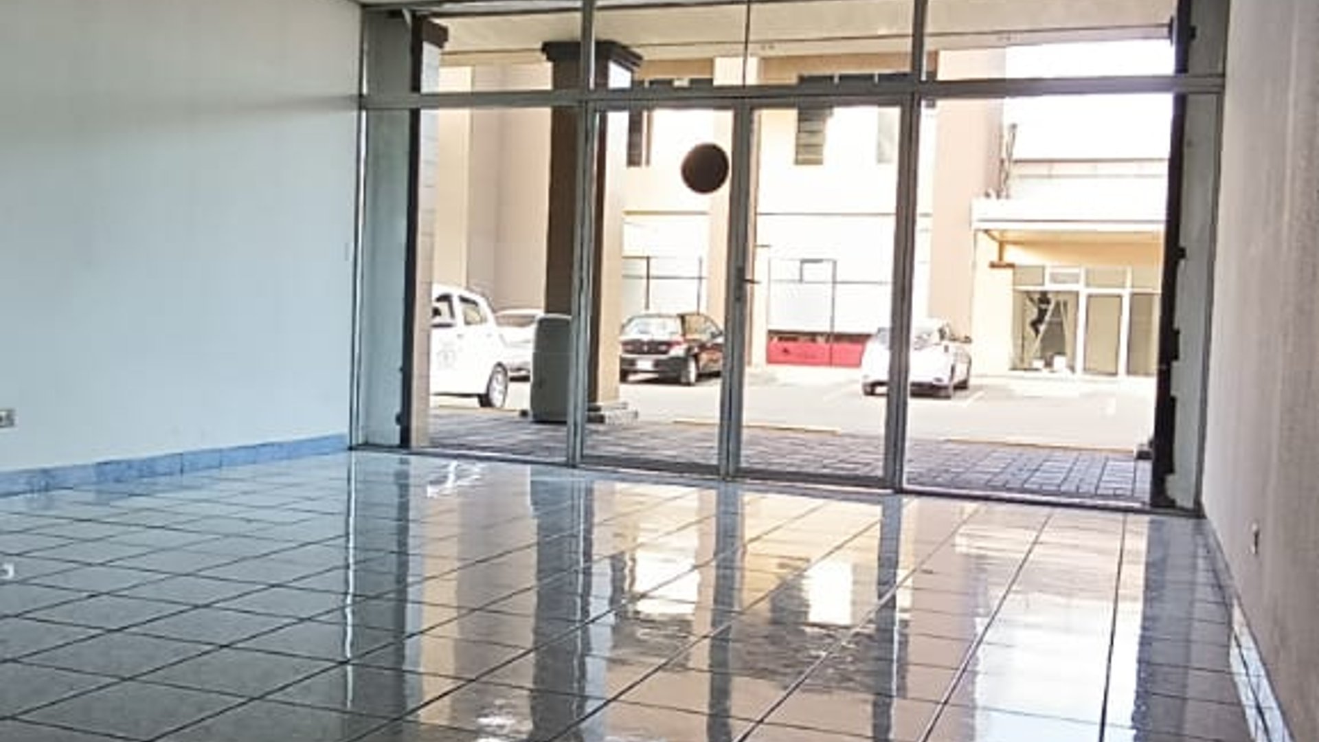 Alquilo Local en Centro Comercial Plaza Villa Nueva