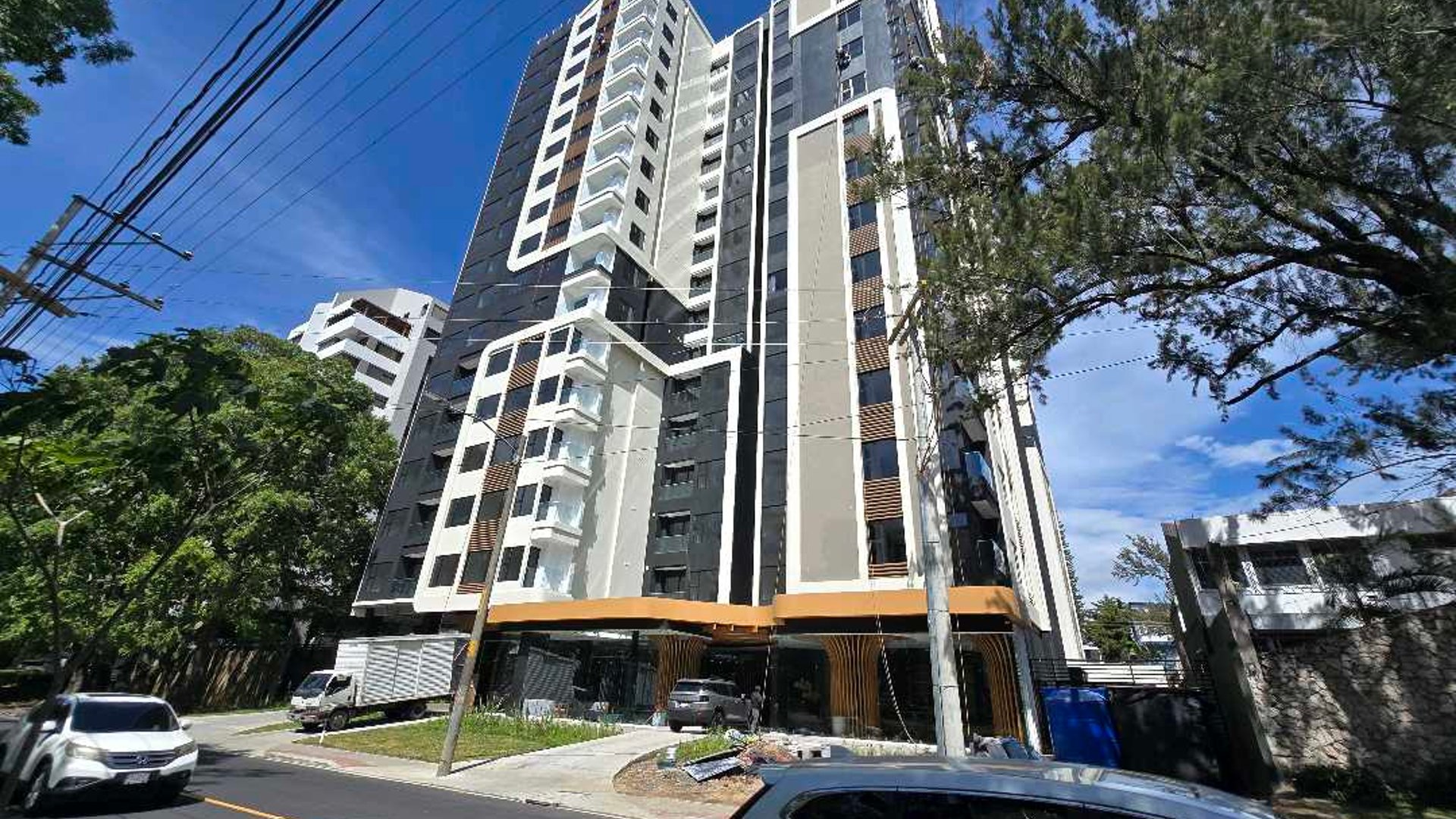 APARTAMENTO SEMIAMUEBLADO EN ALQUILER EN ZONA 13 - Image 1