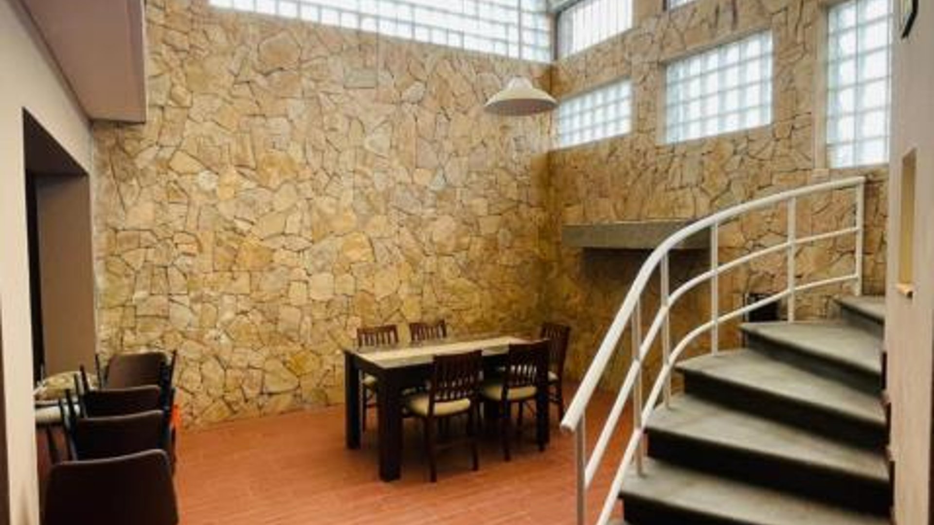 ALQUILER DE AMPLIA CASA PARA VIVIENDA U OFICINA - ZONA 04 - Miniatura 2