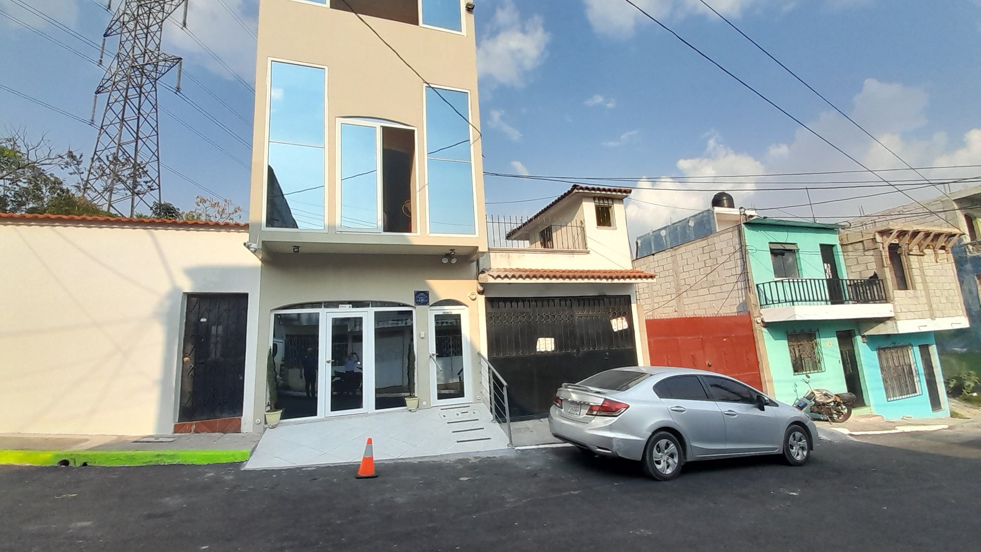 Casa Grande en venta adentro de garita en Prados de V.H