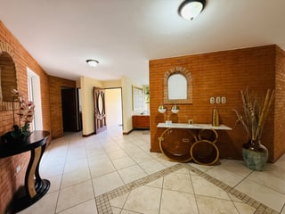 VENTA DE AMPLIA Y CÉNTRICA CASA - SAN LAZARO, ZONA 15 - 5