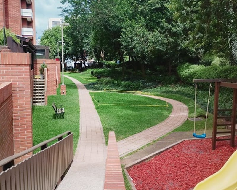 Apartamento en Renta en Zona 10, Jardines del Acueducto  | 2 Hab y dormitorio de servicio.
