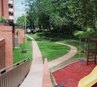 Apartamento en Renta en Zona 10, Jardines del Acueducto  | 2 Hab y dormitorio de servicio.