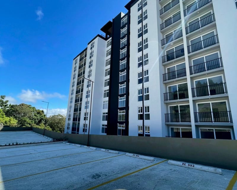 📍 APARTAMENTO EN VENTA – 3 HAB + JARDÍN | EDIFICIO BARI | KM 18.5 CES