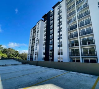 📍 APARTAMENTO EN VENTA – 3 HAB + JARDÍN | EDIFICIO BARI | KM 18.5 CES
