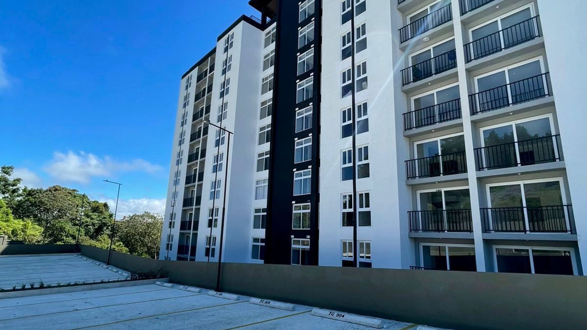 📍 APARTAMENTO EN VENTA – 3 HAB + JARDÍN | EDIFICIO BARI | KM 18.5 CES