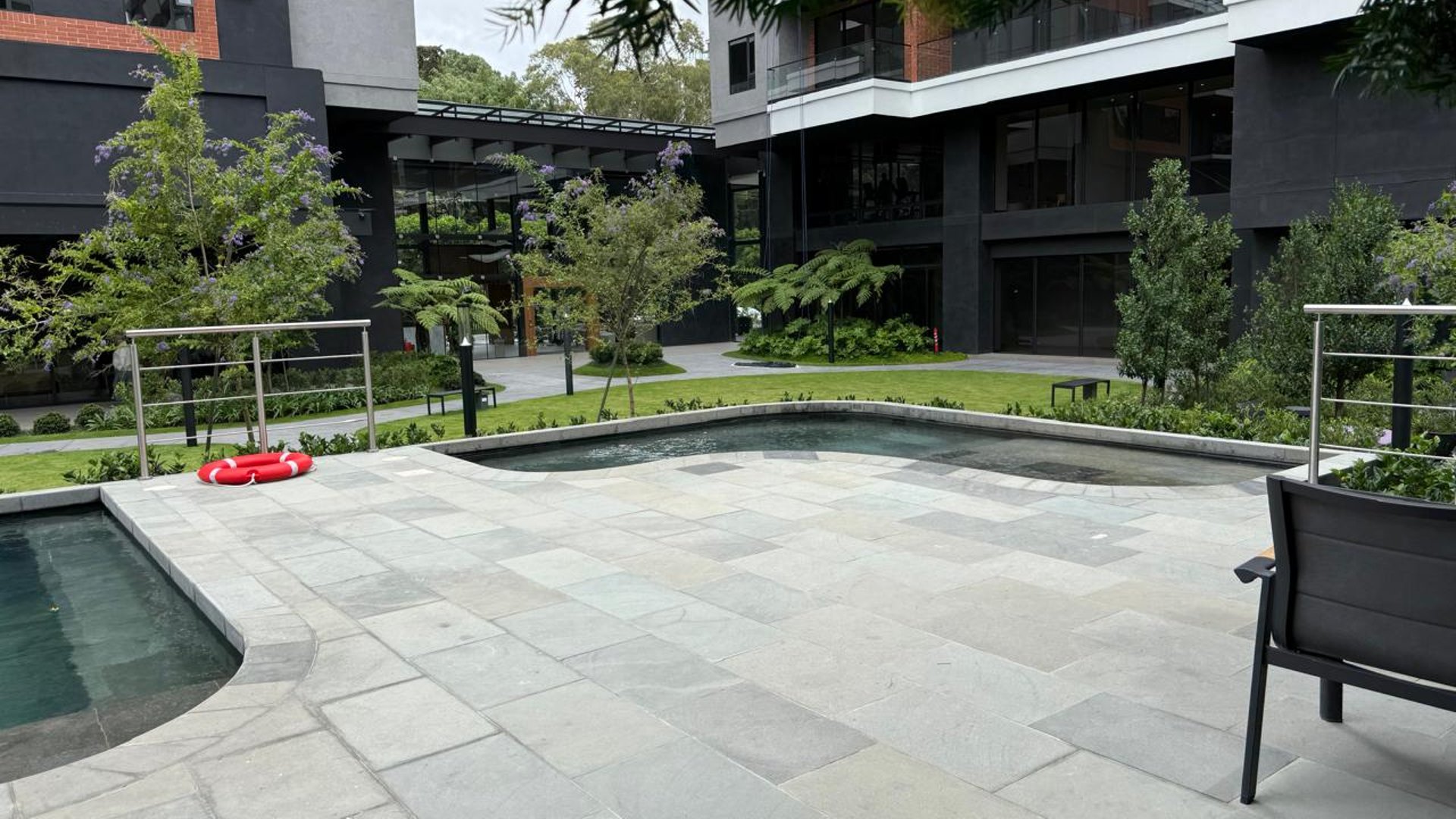 EDIFICIO FERRE DIEZ  ZONA 10 RENTA NUEVO APARTAMENTO AMUEBLADO  - Miniatura 2