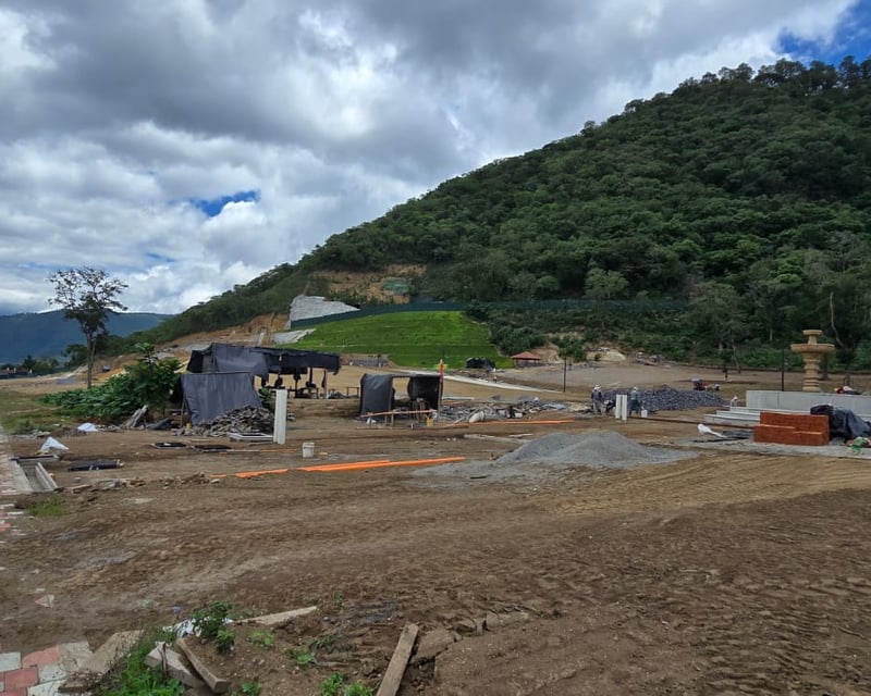 VENTA DE 2 TERRENOS EN PASEO ANTIGUA, ANTIGUA GUATEMALA EN PROCESO DE CONSTRUCCIÓN.