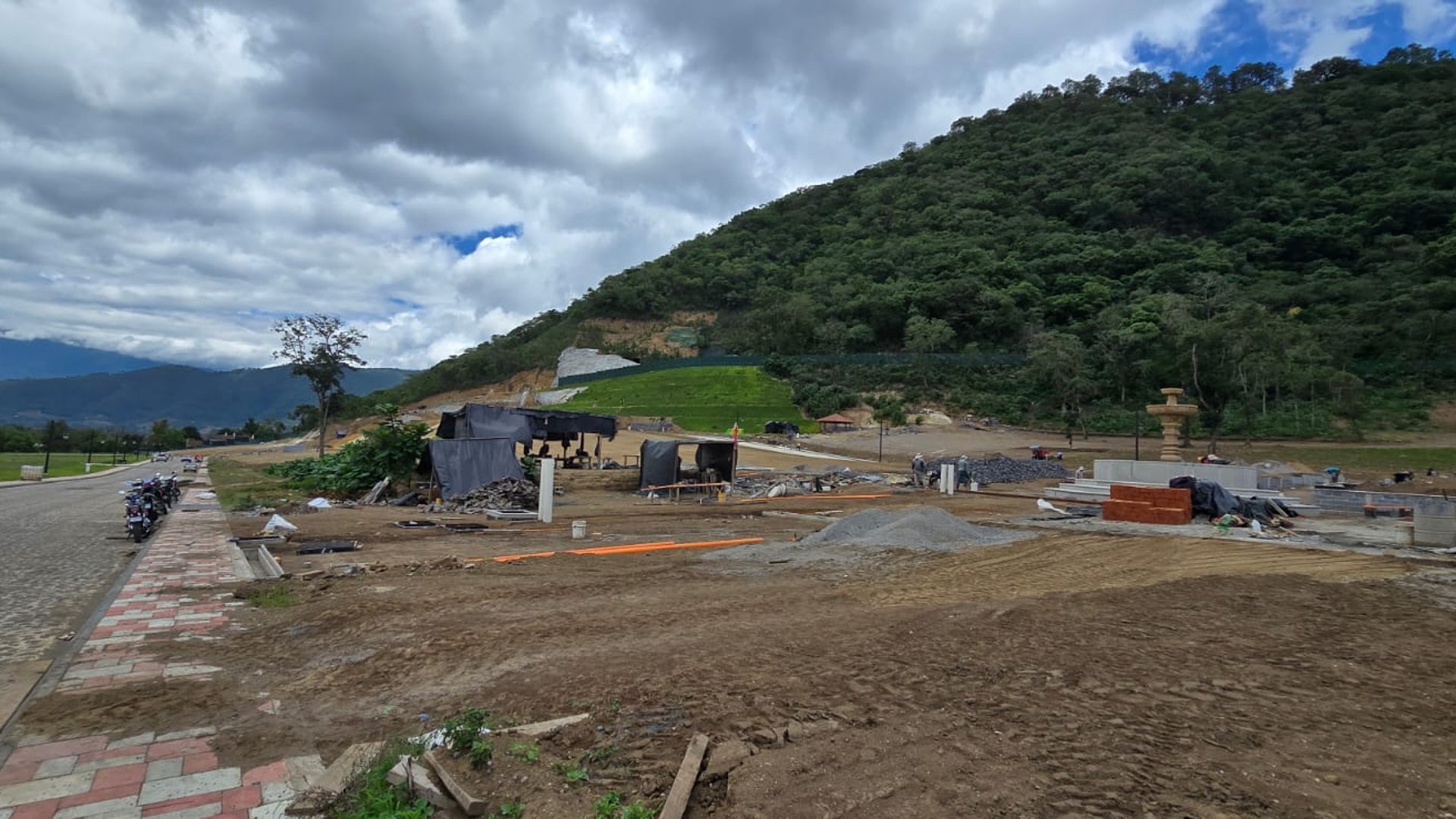 VENTA DE 2 TERRENOS EN PASEO ANTIGUA, ANTIGUA GUATEMALA EN PROCESO DE CONSTRUCCIÓN.
