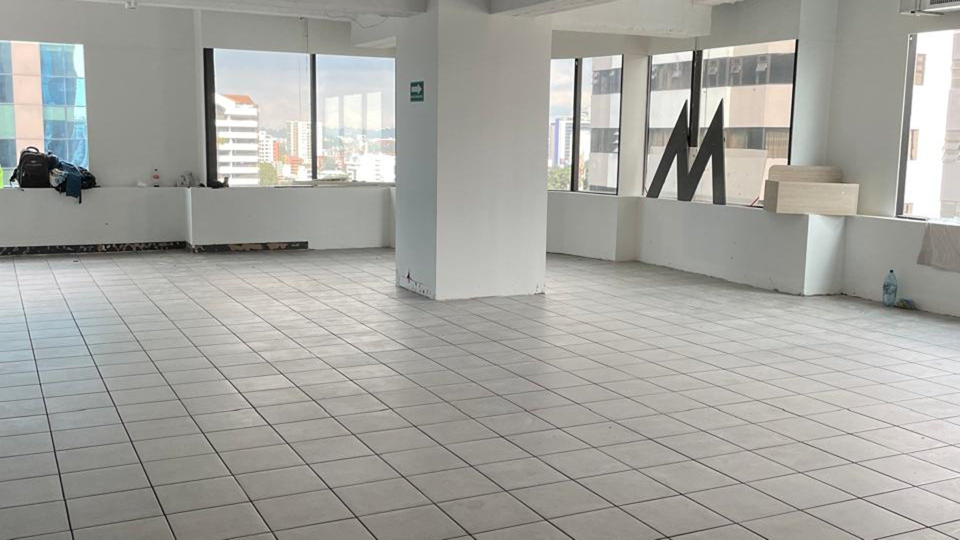 Oficina en venta con 4 habitaciones en zona 14 Ref-4975