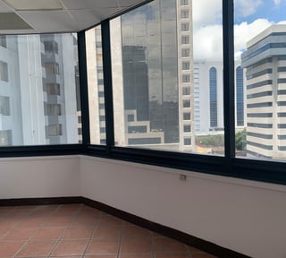 OFICINA EN 154 M2 EN EDIFICIO MURANO CENTER ZONA 10 - Miniatura 9