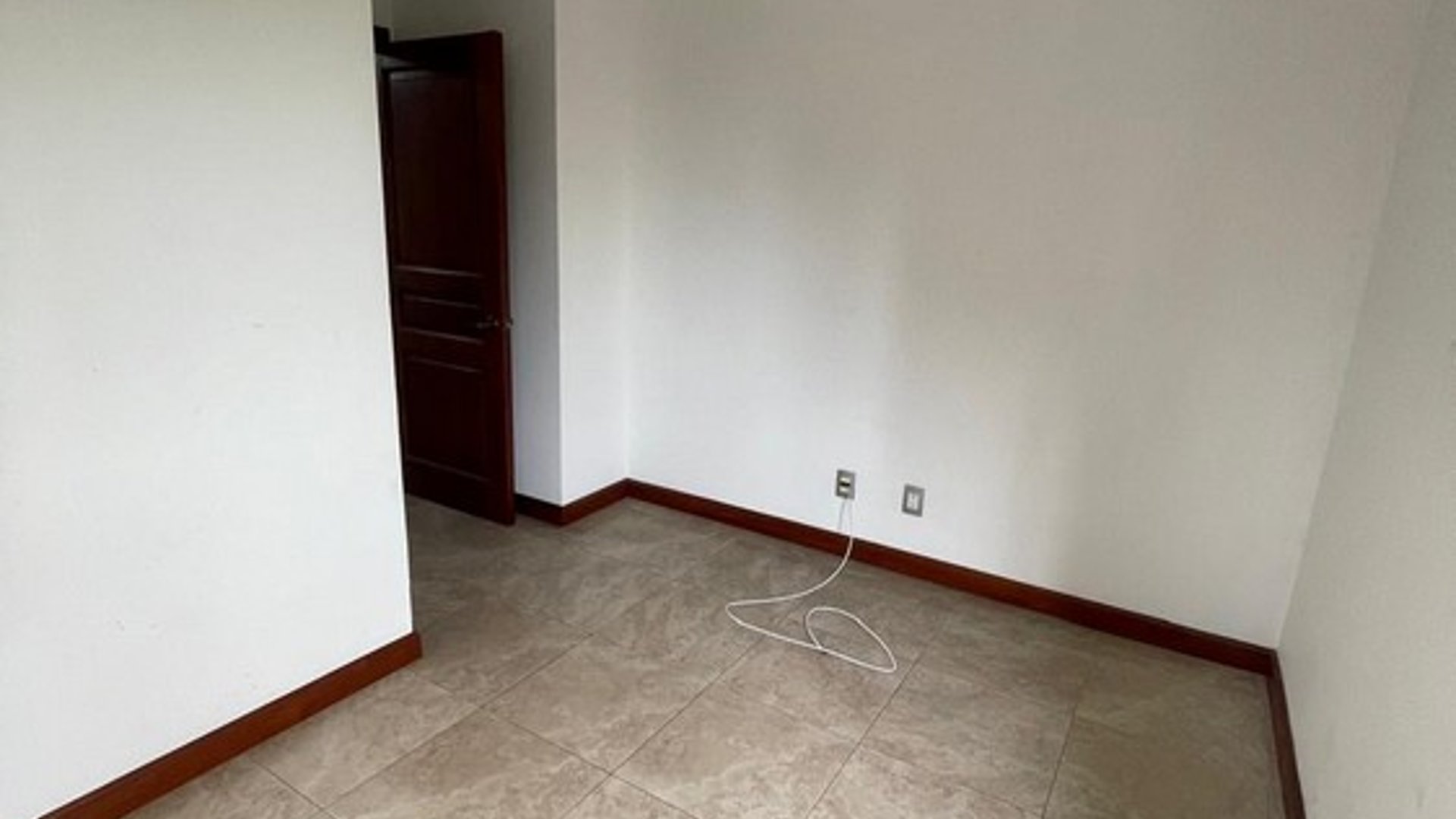 Alquilo Zona 14 apartamento Edificio Tadeus - Miniatura 33