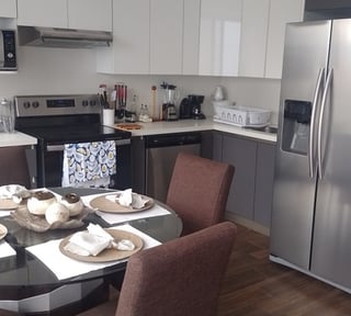 Alquilo Apartamento Amueblado Zona 10 nivel medio 1 dormitorio