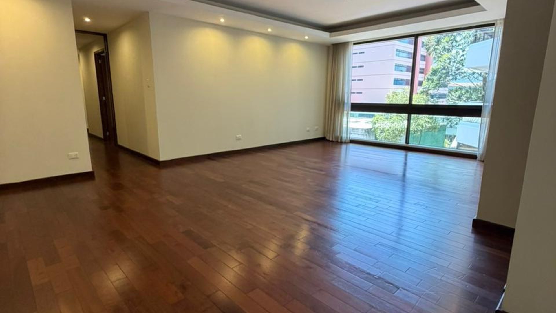 Apartamento en Renta zona 10 / Tiffany II - Image 1