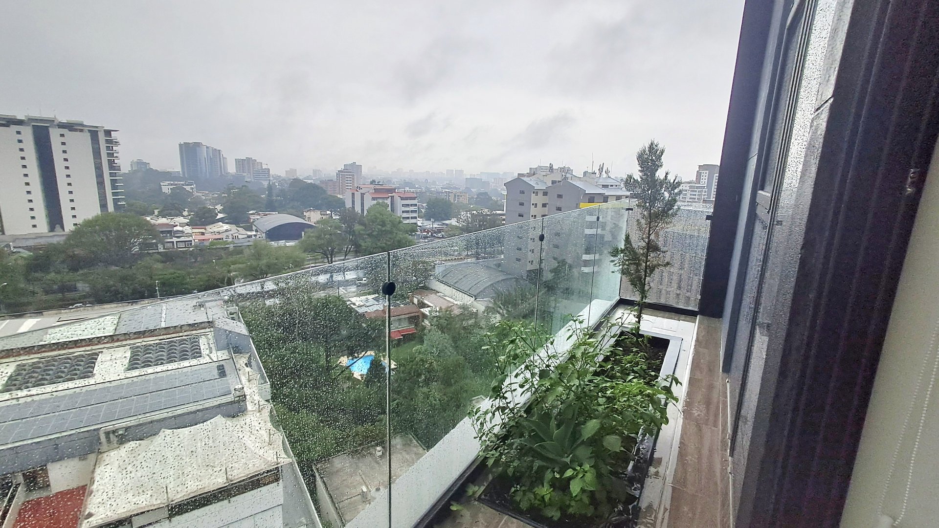 APARTAMENTO EN RENTA P/ESTRENAR,  EDIF. QUINCE ESQUINA, ZONA 15 - Miniatura 2