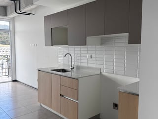 VENDO EN TORRE NIKAO BOULEVARD EL NARANJO - Image 1