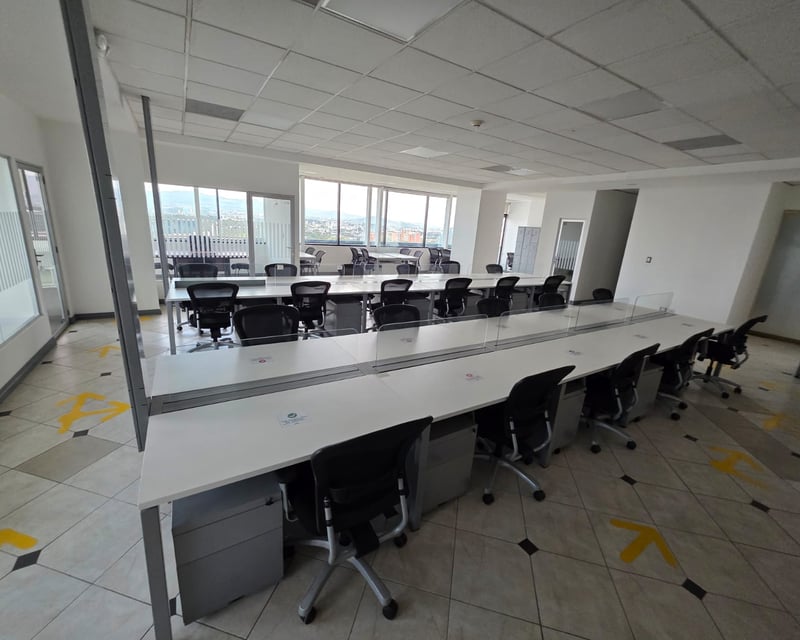 Oficina en renta amueblada y con balcon en zona 14 Ref-5285