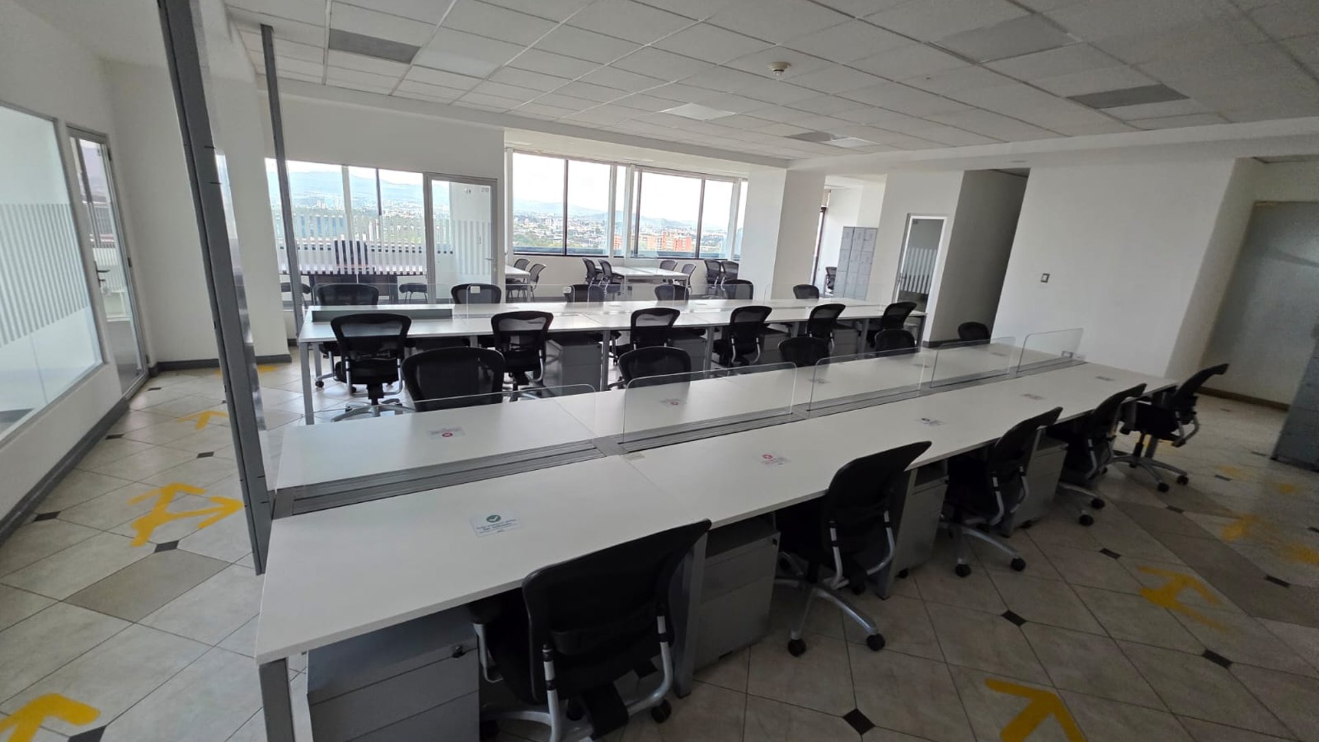 Oficina en renta amueblada y con balcon en zona 14 Ref-5285