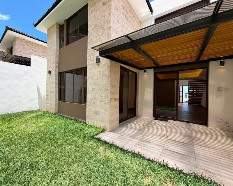 📍 CASA EN RENTA – 4 HAB + JARDÍN Y PÉRGOLA | LA RESERVA II | ZONA 16