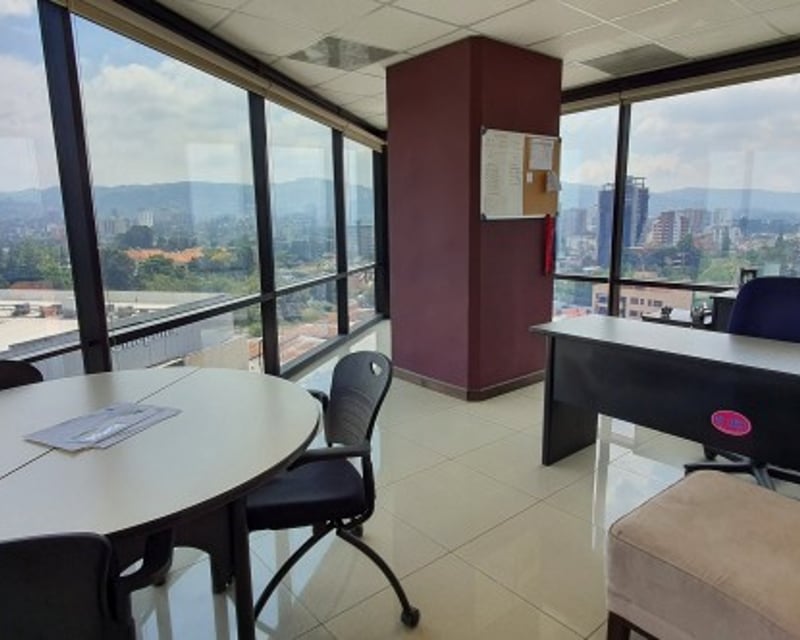 Oficina  Rentada para inversión en venta en zona 10
