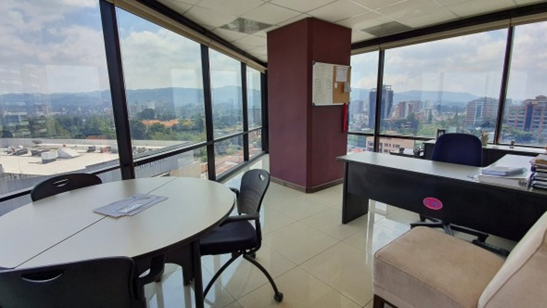 Oficina  Rentada para inversión en venta en zona 10