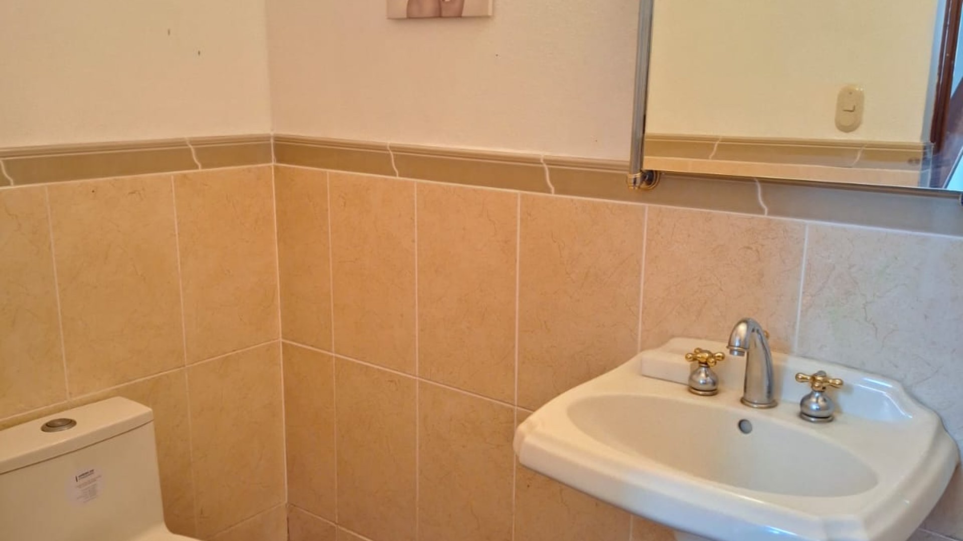 Casa con habitacion de servicio - dentro de garita zona 14 Ref-5991 - Miniatura 8