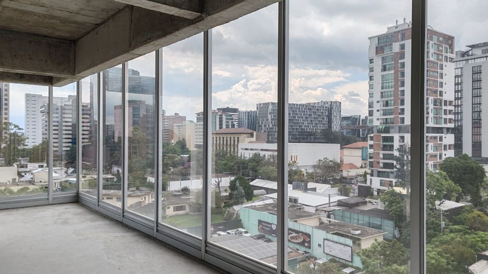 Venta de oficina en obra gris para estrenar en Vasanta Zona 10