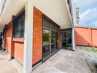 ALQUILER DE AMPLIA CASA IDEAL PARA COMERCIO U OFICINAS - ZONA 10 - 4