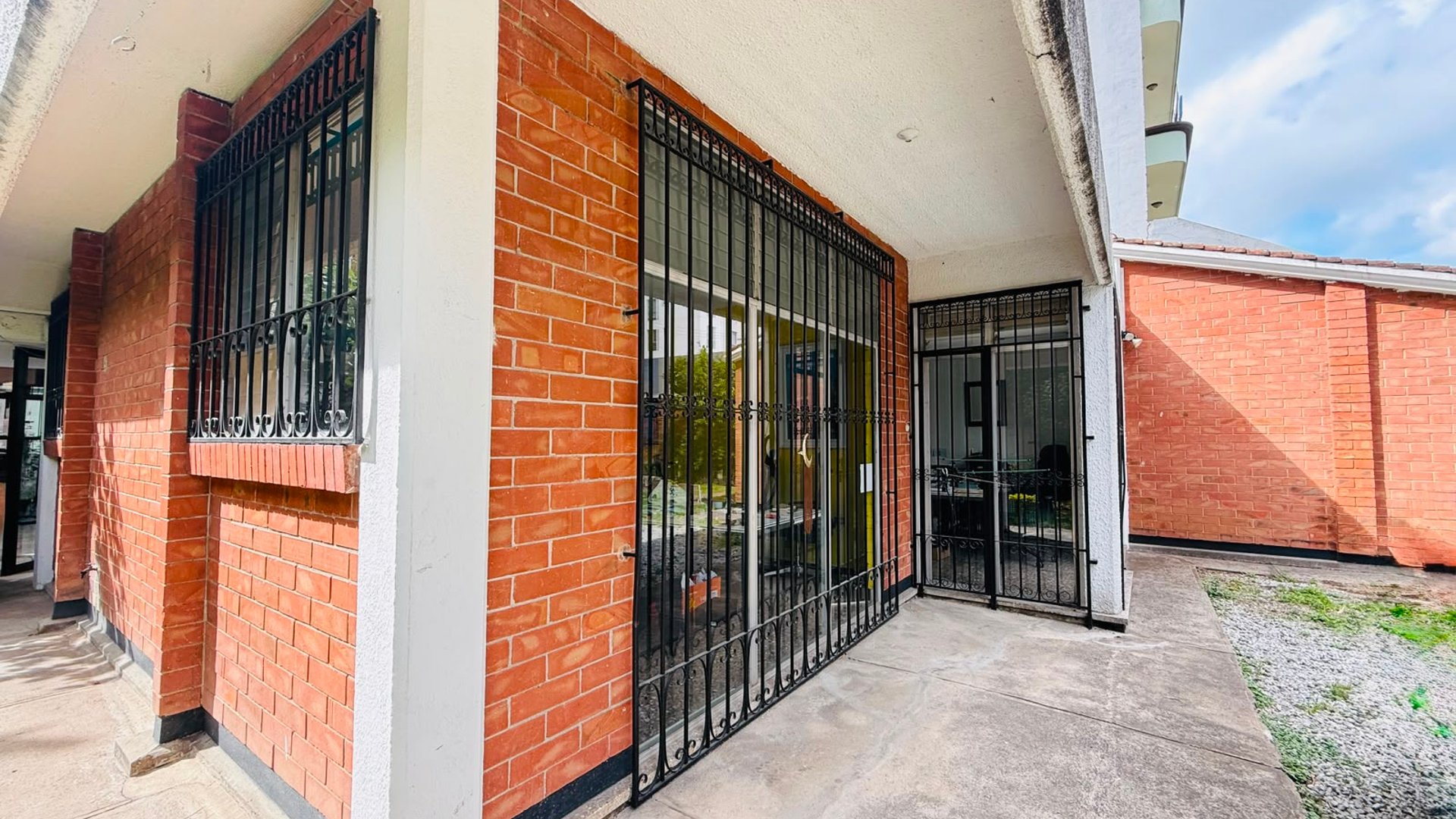 ALQUILER DE AMPLIA CASA IDEAL PARA COMERCIO U OFICINAS - ZONA 10 - Miniatura 4