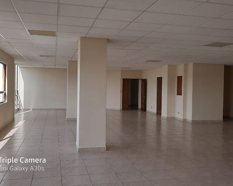 Alquilo amplia oficina en Edificio Condesa II, Zona 13