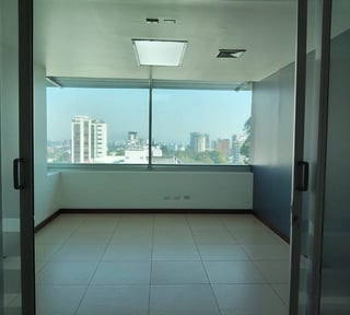 Oficina en Renta – Edificio AVANTE, Zona 15