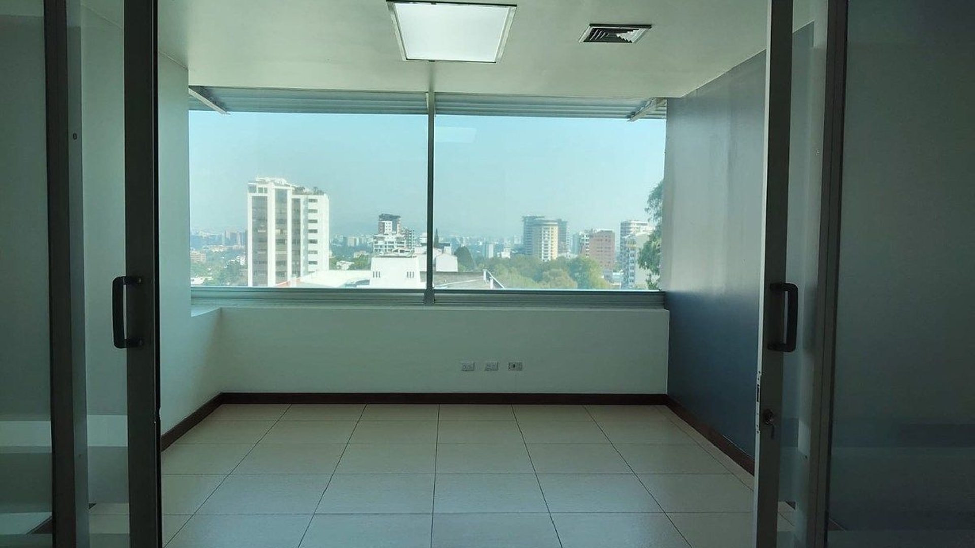 Oficina en Renta – Edificio AVANTE, Zona 15
