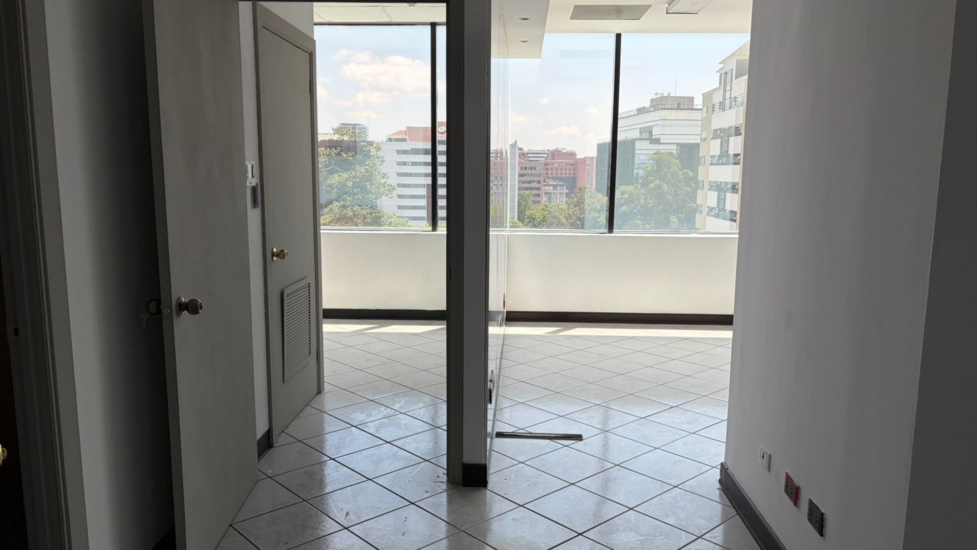 VENTA Oficina Zona 14 Europlaza  - Miniatura 5