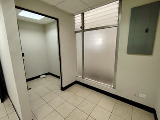 Alquilo amplia Oficina en edificio 74 en zona 9 Ref-4769 - 2