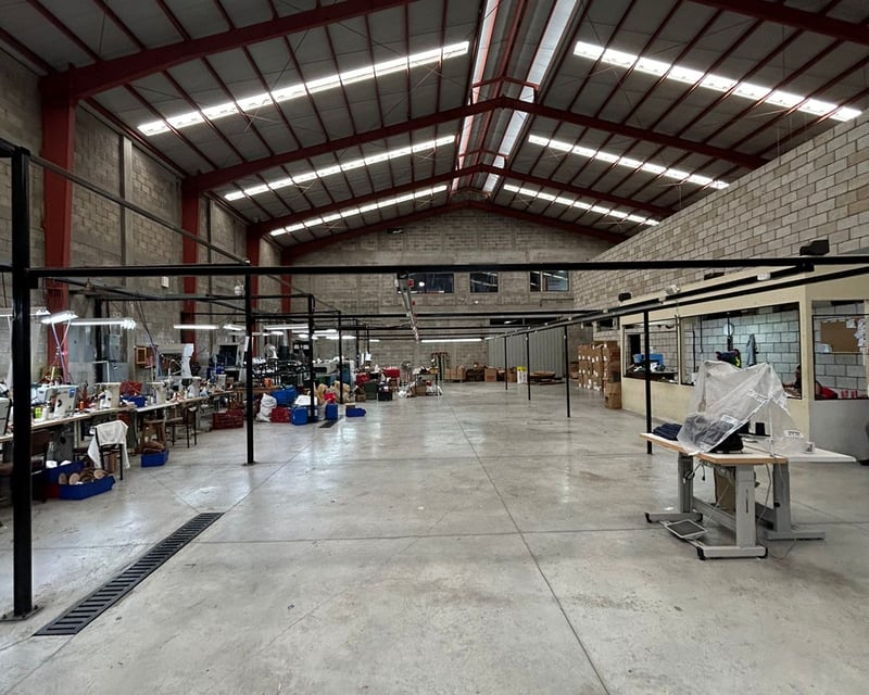 Ofibodega en venta en San Cristóbal zona 8 de Mixco sect. A5 ,3 niveles