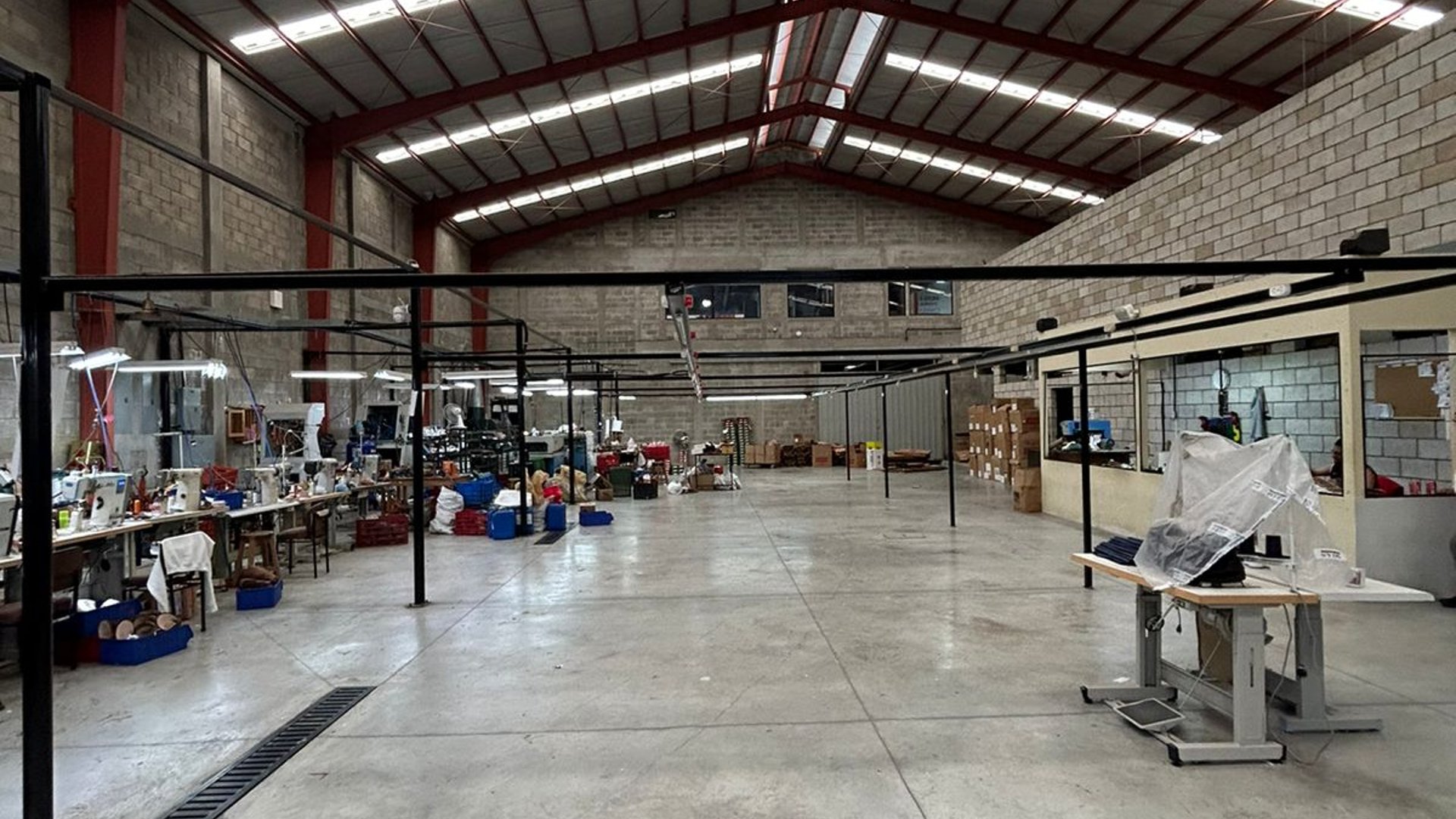 Ofibodega en venta en San Cristóbal zona 8 de Mixco sect. A5 ,3 niveles