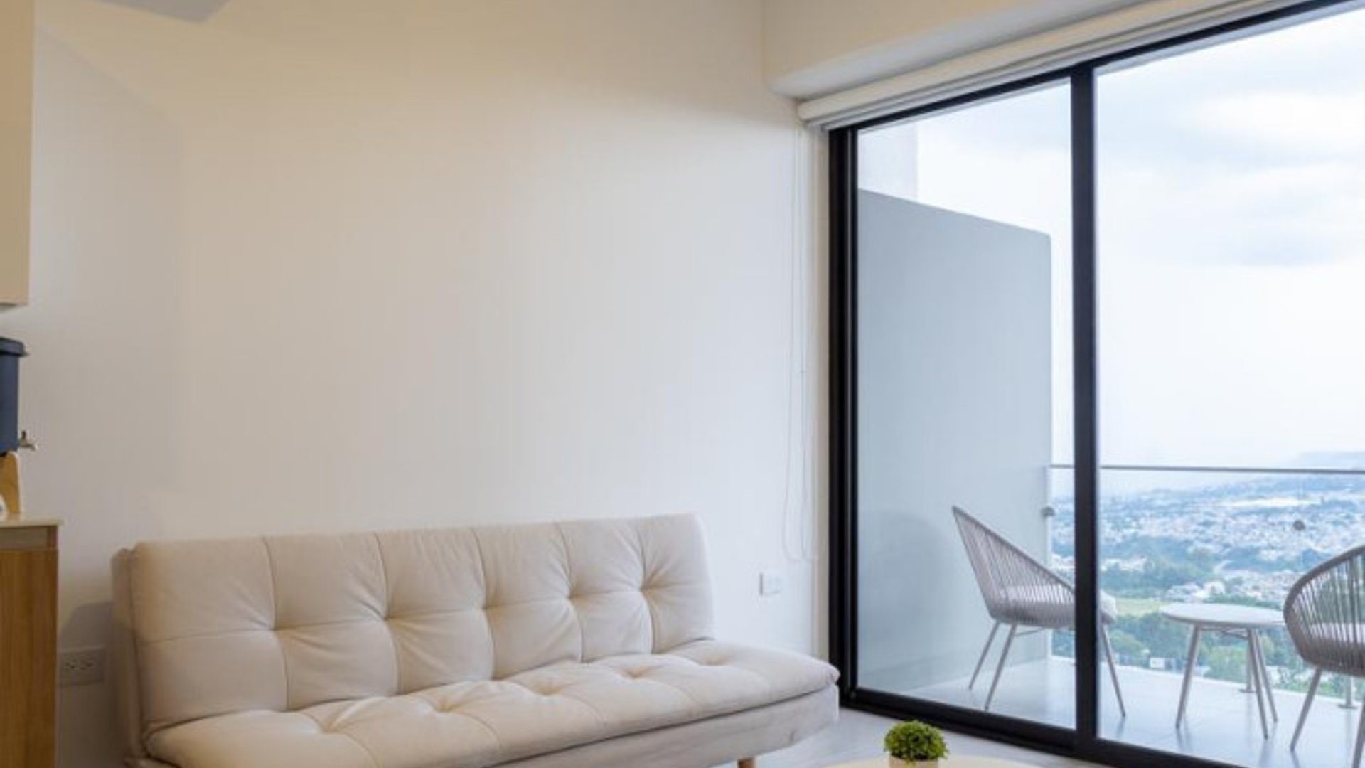 Apartamento Amueblado en Venta Zona 13 - Miniatura 2