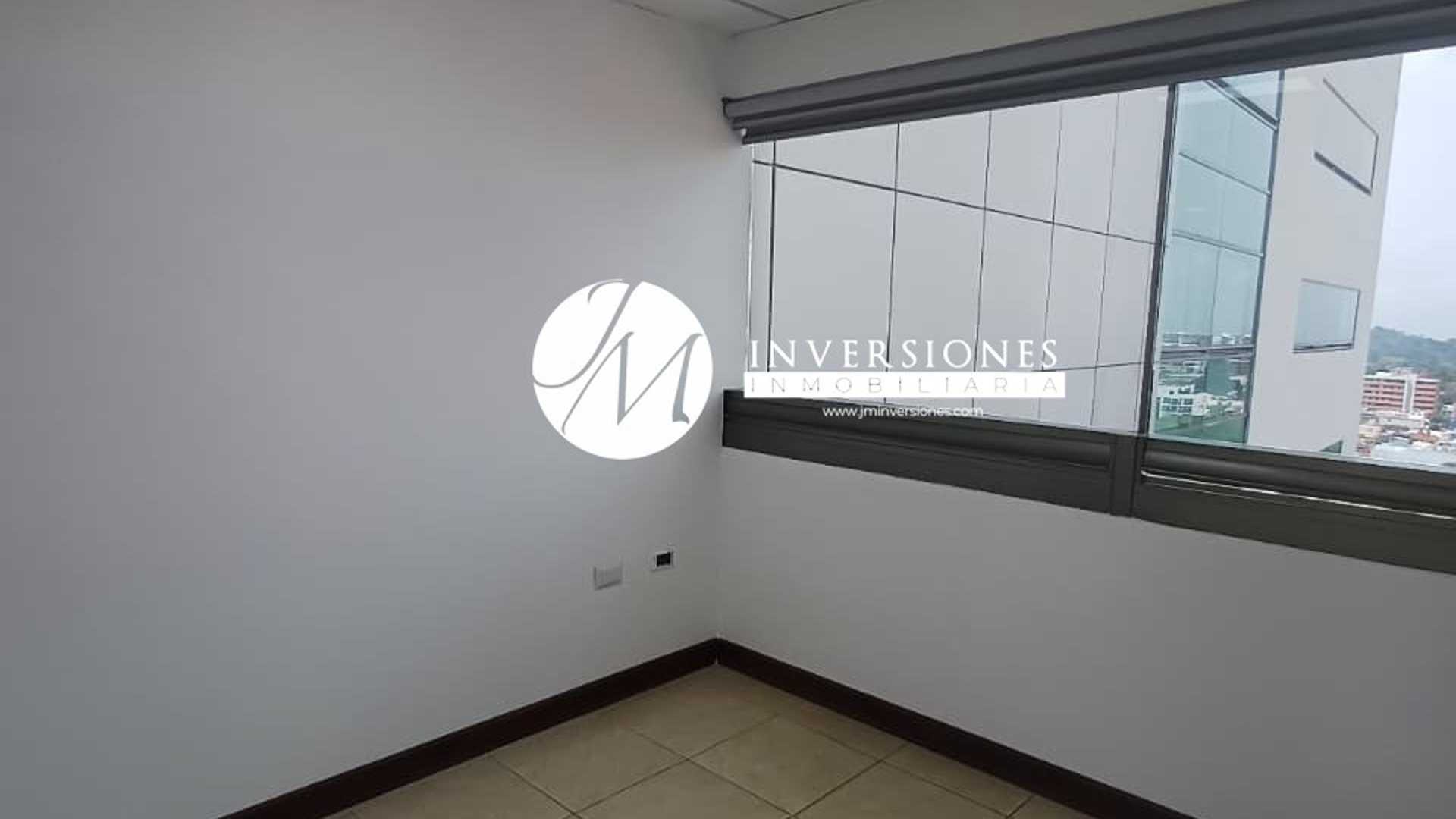 Oficina en renta en zona 10 - Miniatura 3