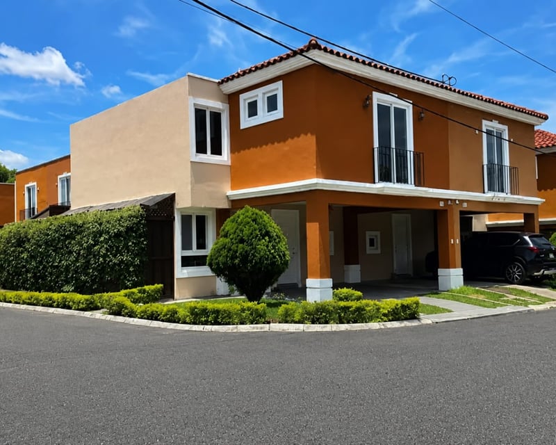 Casa De Esquina En Venta En Condado Catalina