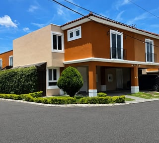 Casa De Esquina En Venta En Condado Catalina