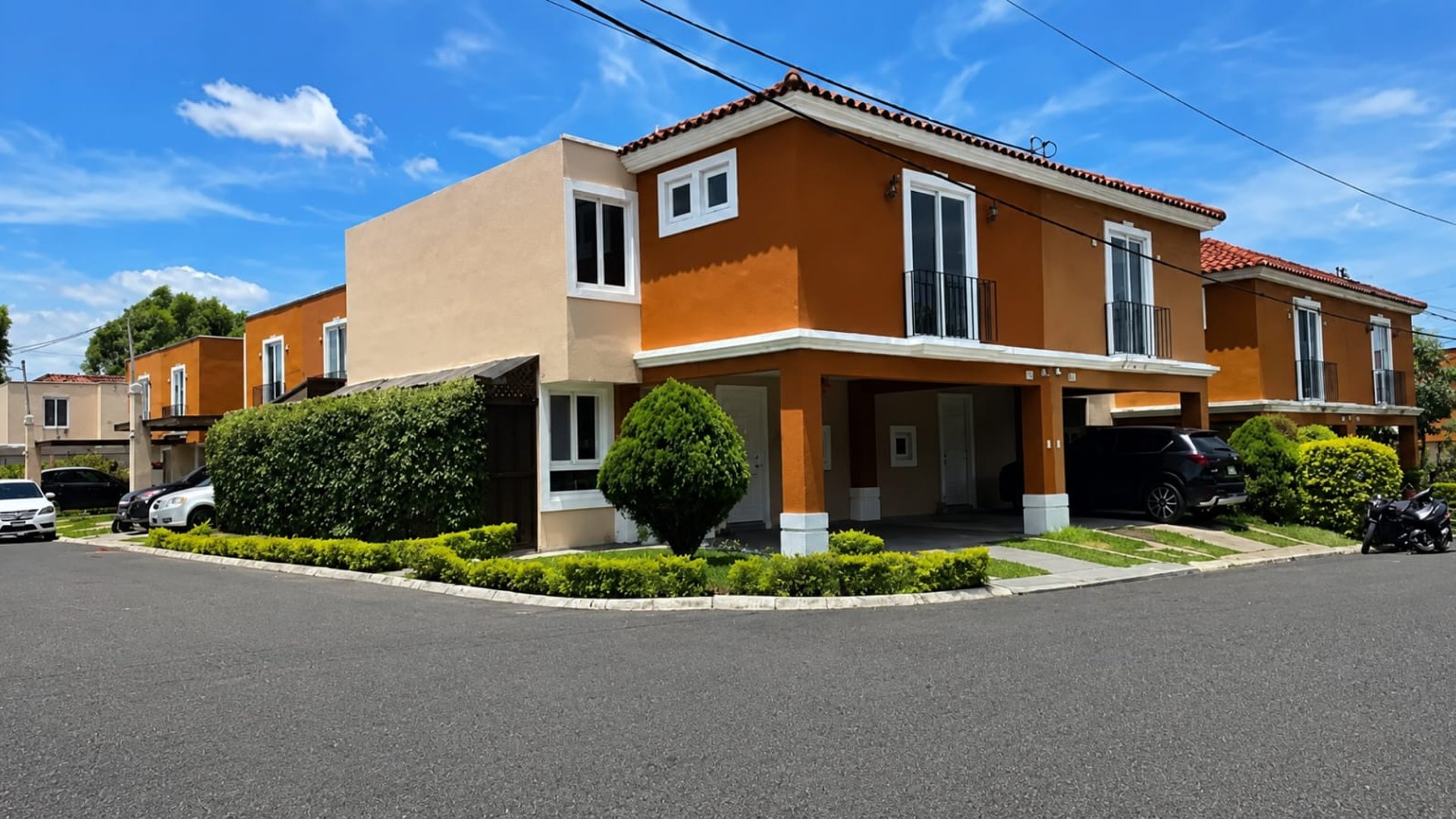 Casa De Esquina En Venta En Condado Catalina - Image 1