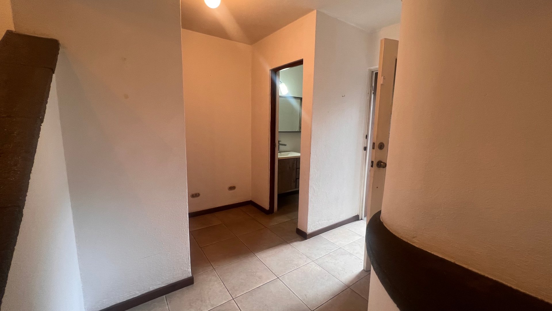 Lindo towhouse en renta Cantabria zona 13 - Miniatura 12