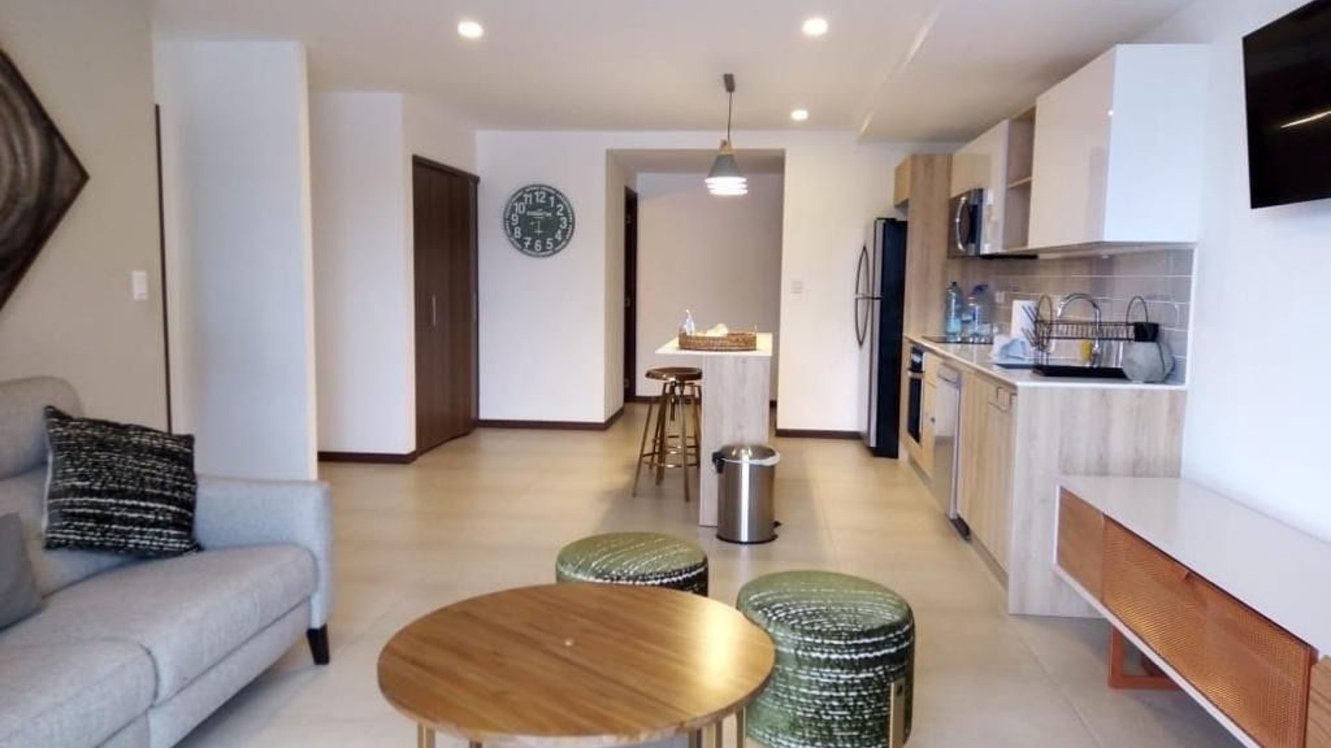 MIRA / Apartamento Amueblado en Renta en zona 10